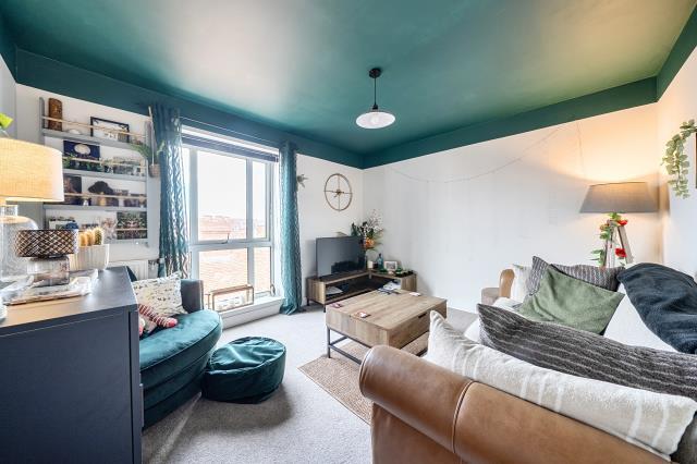 Apartment in Newbury, West Berkshire - View 2