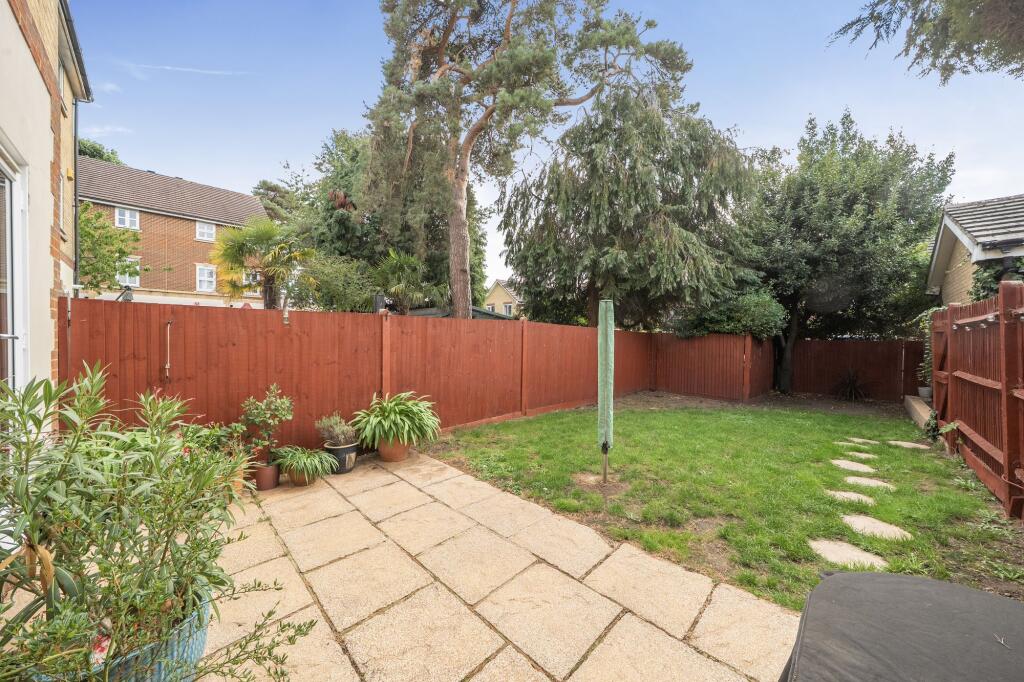 Bunce Drive, Caterham, CR3 photo 4