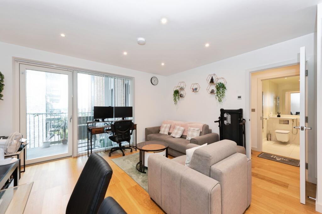 5 Samara Drive, Southall, UB1 photo 4
