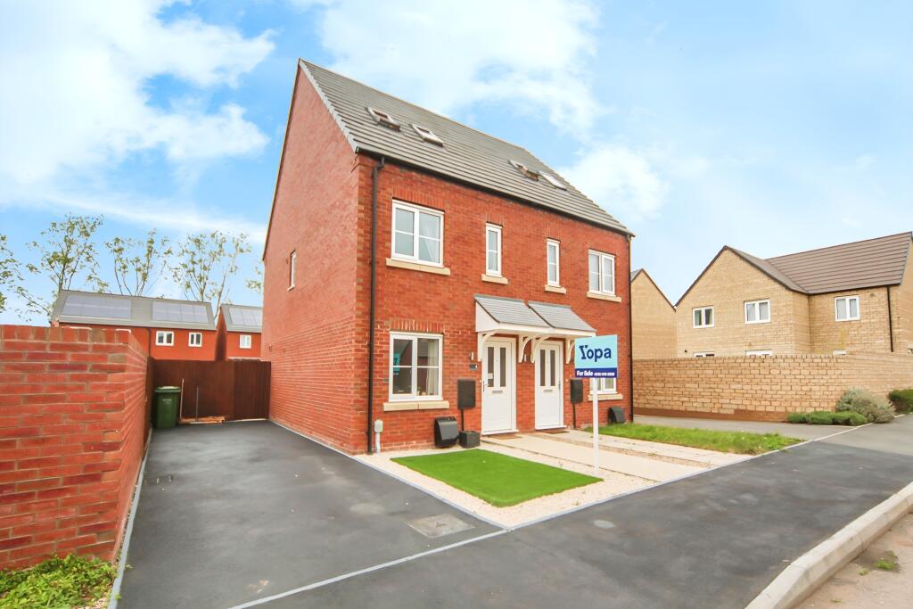3-bed semi-detached on Cooper Crescent, Stratford-upon-avon, CV37, £270,000