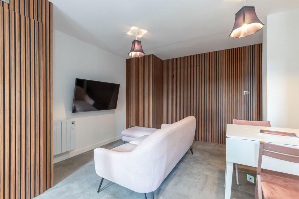 Apartment in Cheltenham, Gloucestershire - View 4