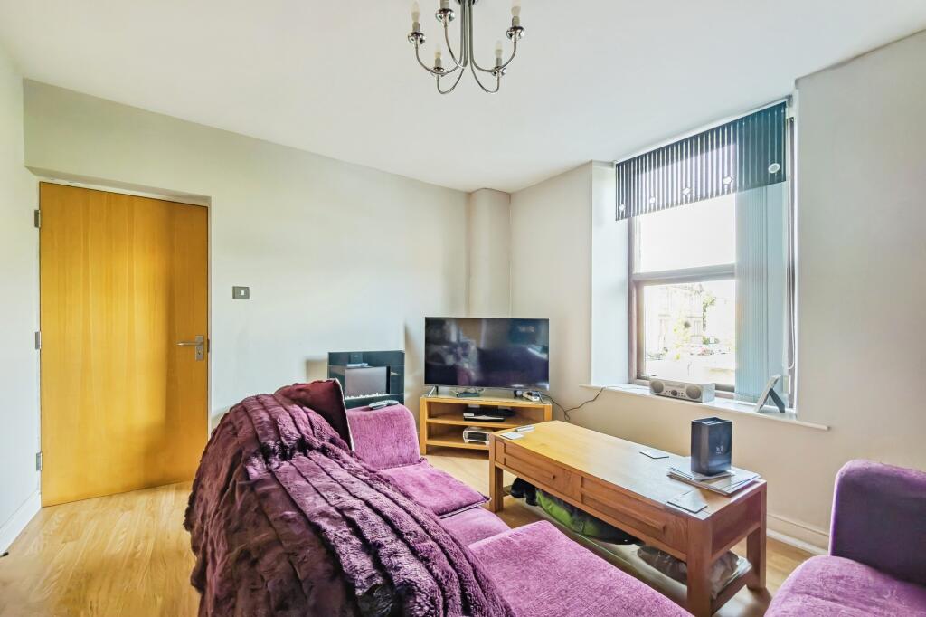 Apartment in Leeds, Morley - View 2