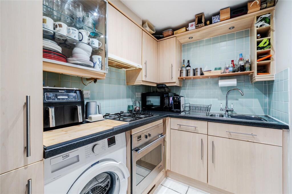 Apartment in Walton-on-Thames, Surrey - View 3