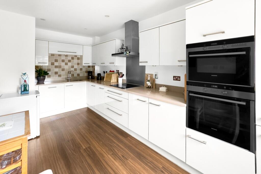 Woolf Drive, Wokingham photo 3