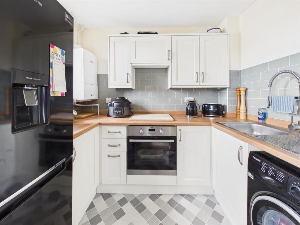 Apartment in Gloucester - View 5