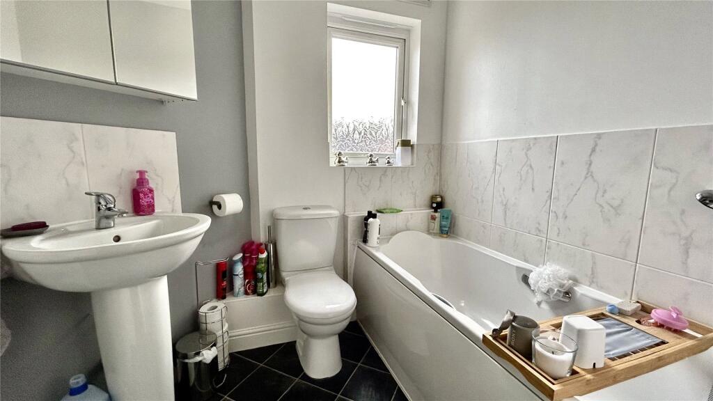 Apartment in Bracknell, Jennett's Park, Hanworth - View 4