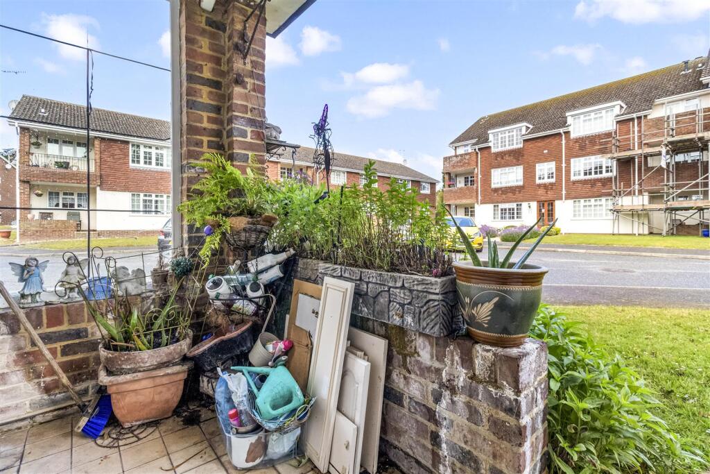 Apartment in Worthing, West Sussex - More
