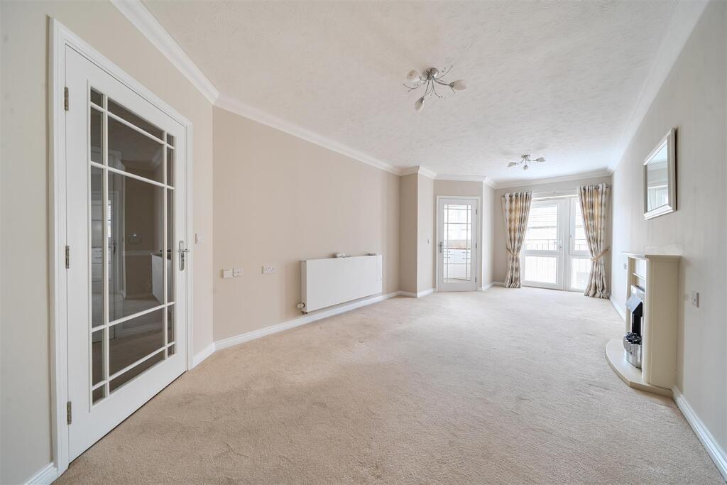 Apartment in Orpington, Broom Hill, Goddington - View 2