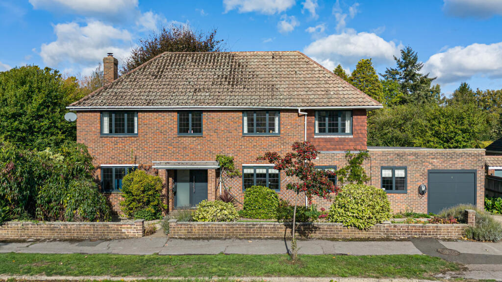 4-bed detached on Barnfield Road, Petersfield, Hampshire, £975,000