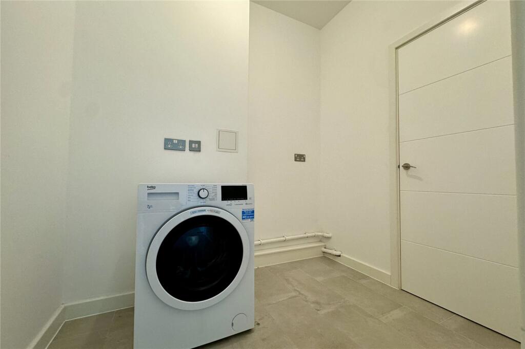 Apartment in Brentwood, Essex - More