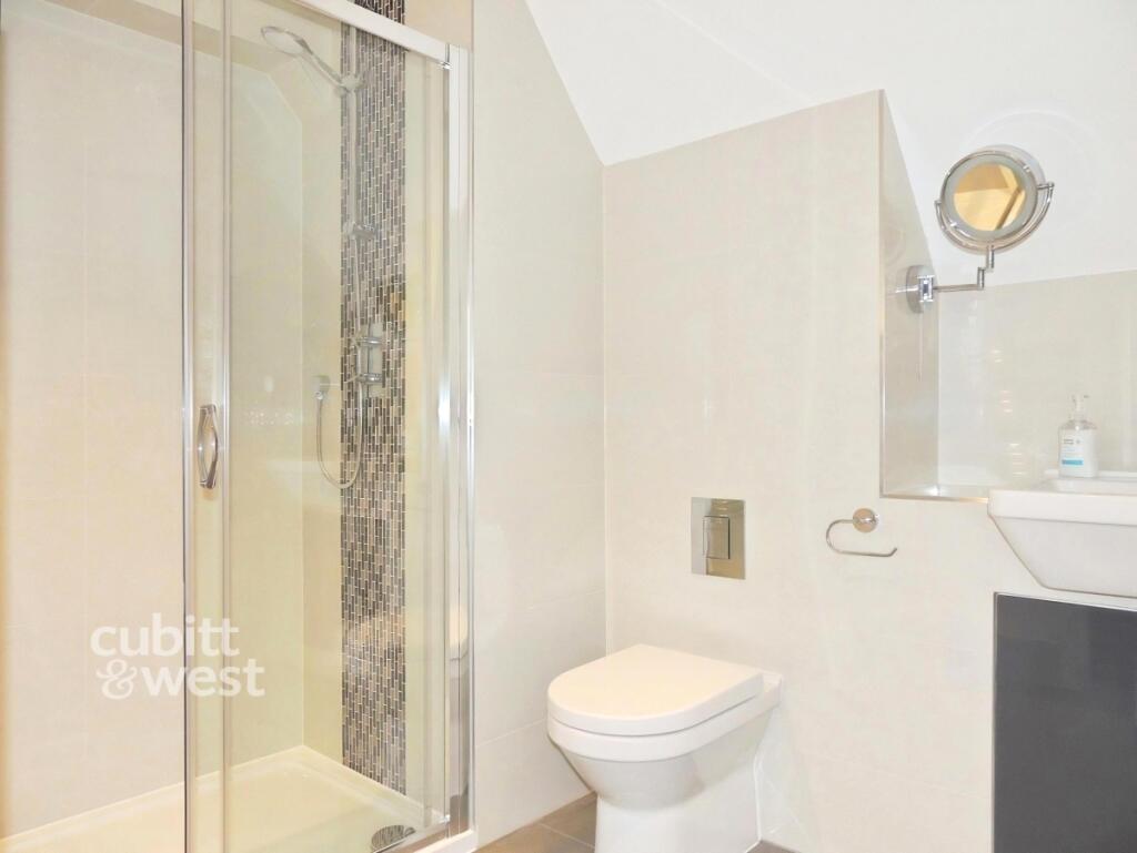 Apartment in Reigate and Banstead, Surrey - More