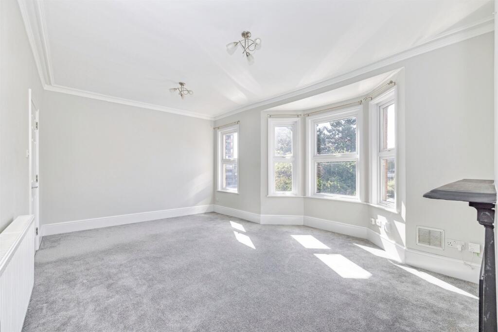Apartment in Watford, Hertfordshire - View 3