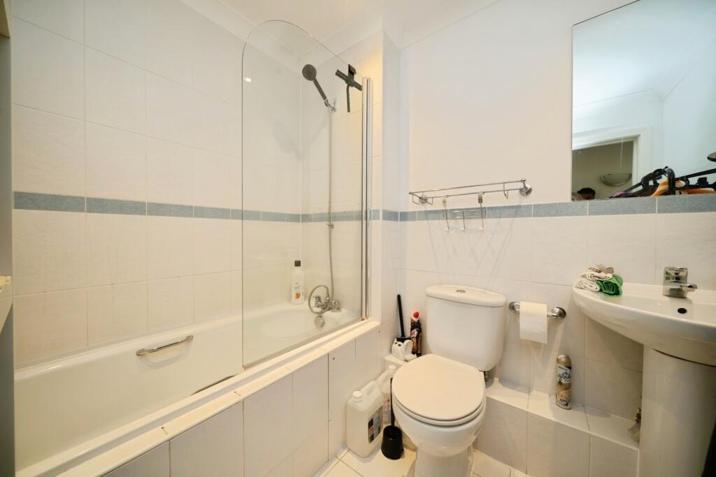 Apartment in Mole Valley, Leatherhead - More