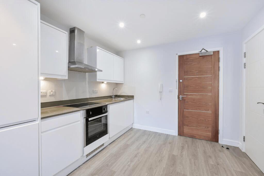 Apartment in London, Gants Hill - View 3