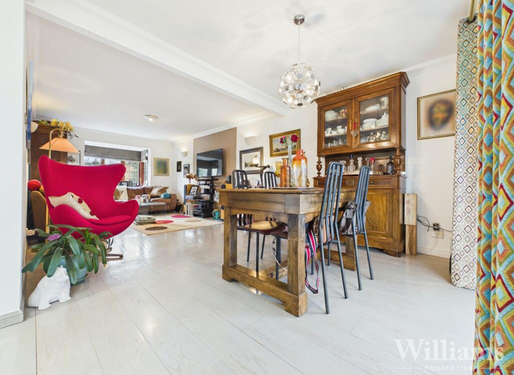 House in Aylesbury, Watermead - More