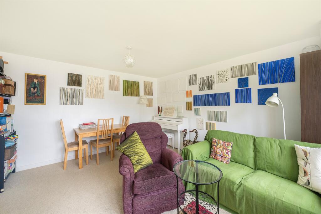 Apartment in Aston Clinton, Buckinghamshire - View 2