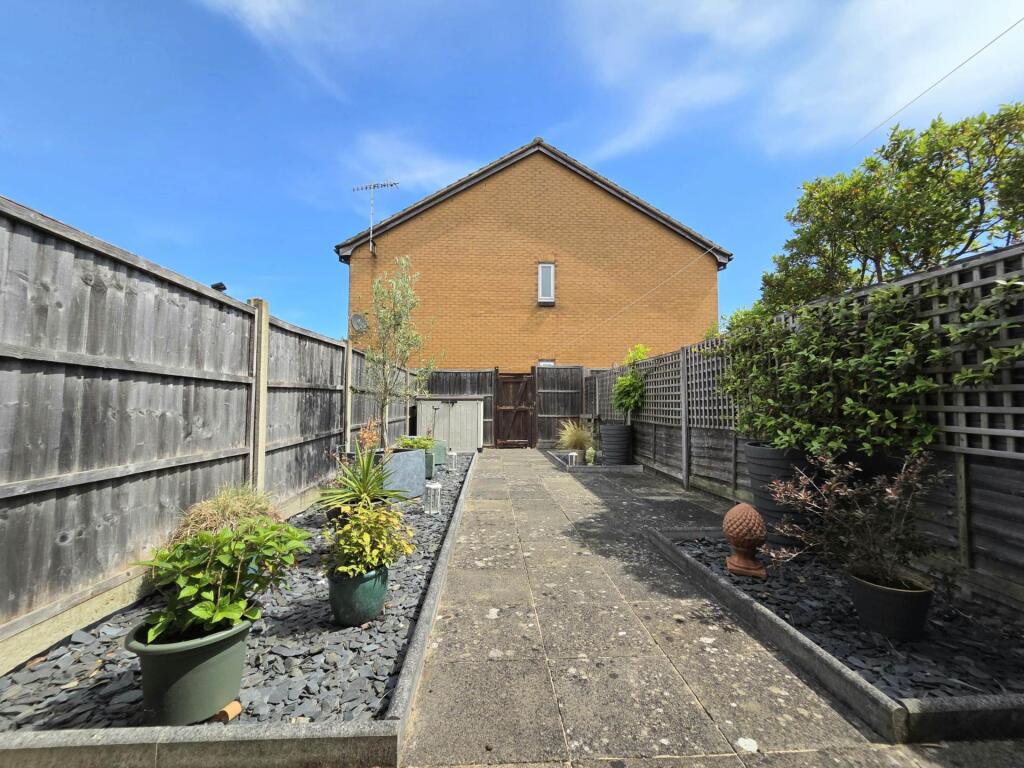 Ashfield Avenue, Bushey photo 4