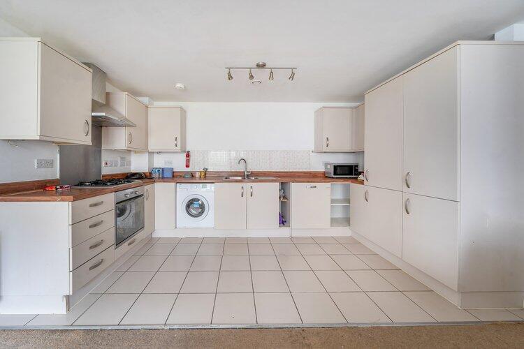 Apartment in Hounslow - More