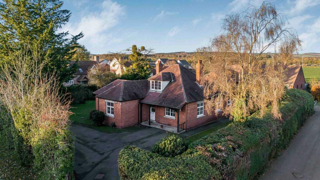 3-bed bungalow on Saltash, Kingsland, Leominster, Herefordshire, HR6 9QP, £550,000