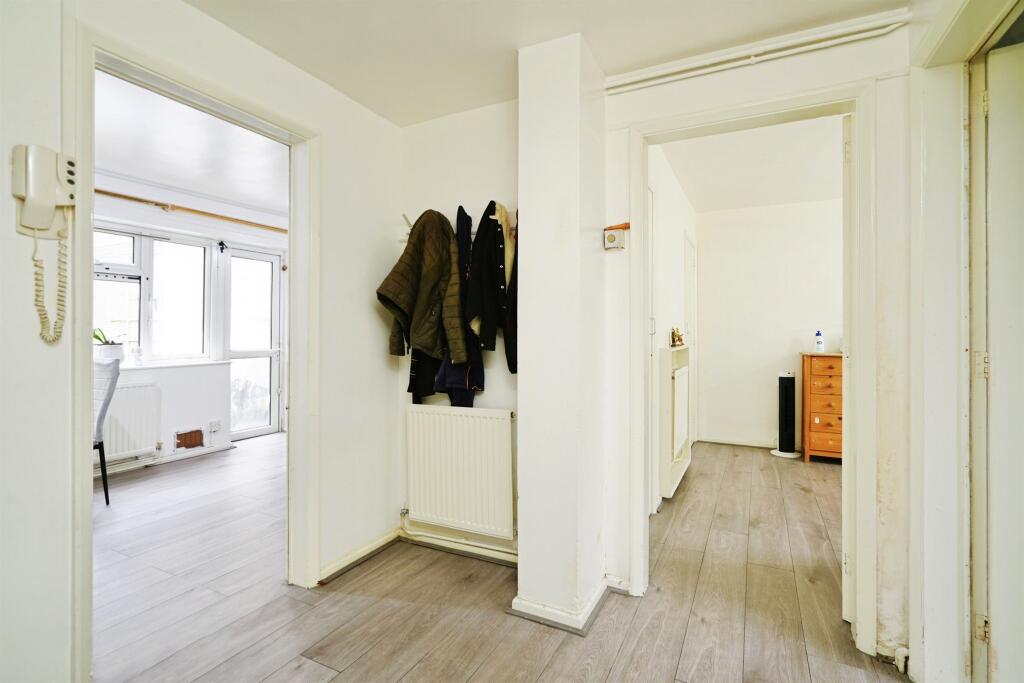 Apartment in Oxford, Barton Road Flats, Headington - More
