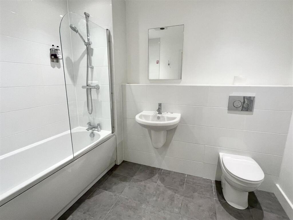 Apartment in Doncaster, City Centre, Hyde Park - View 5