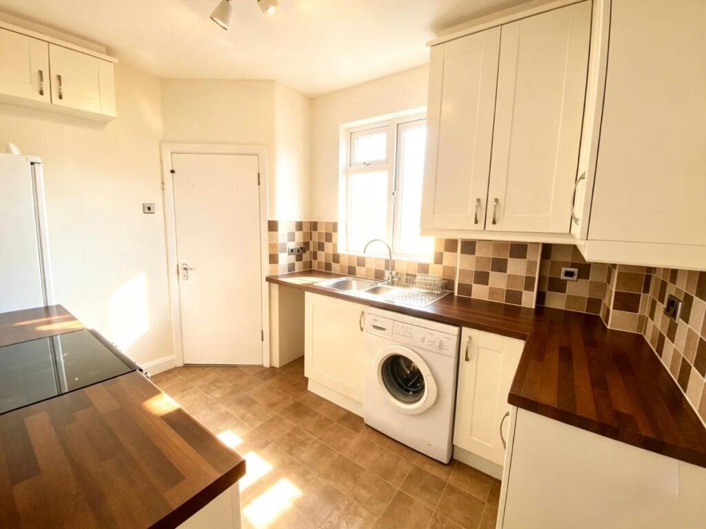 Apartment in Upminster, Upminster Bridge - View 5