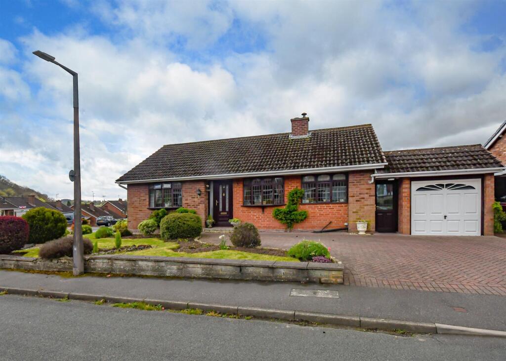 2-bed detached on Connaught Drive, Wombourne, Wolverhampton, £385,000