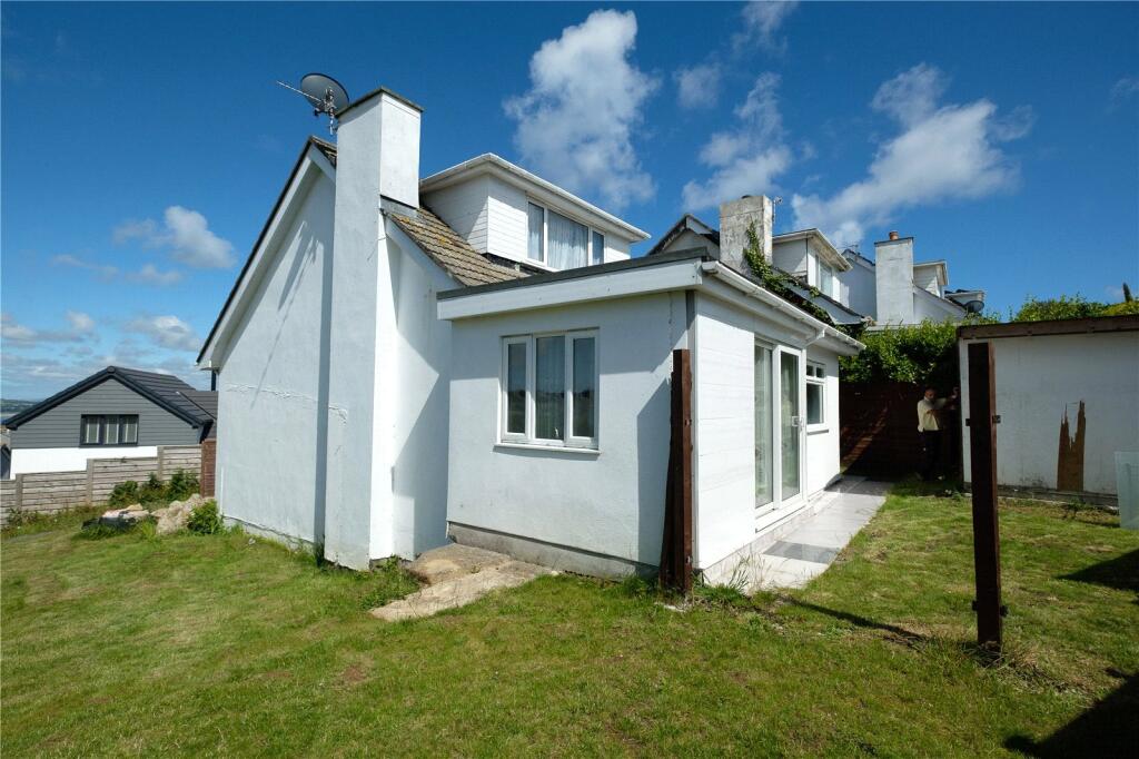 2 bedroom detached house in Newlyn great location parking and no chain - great first time buyers house large garden