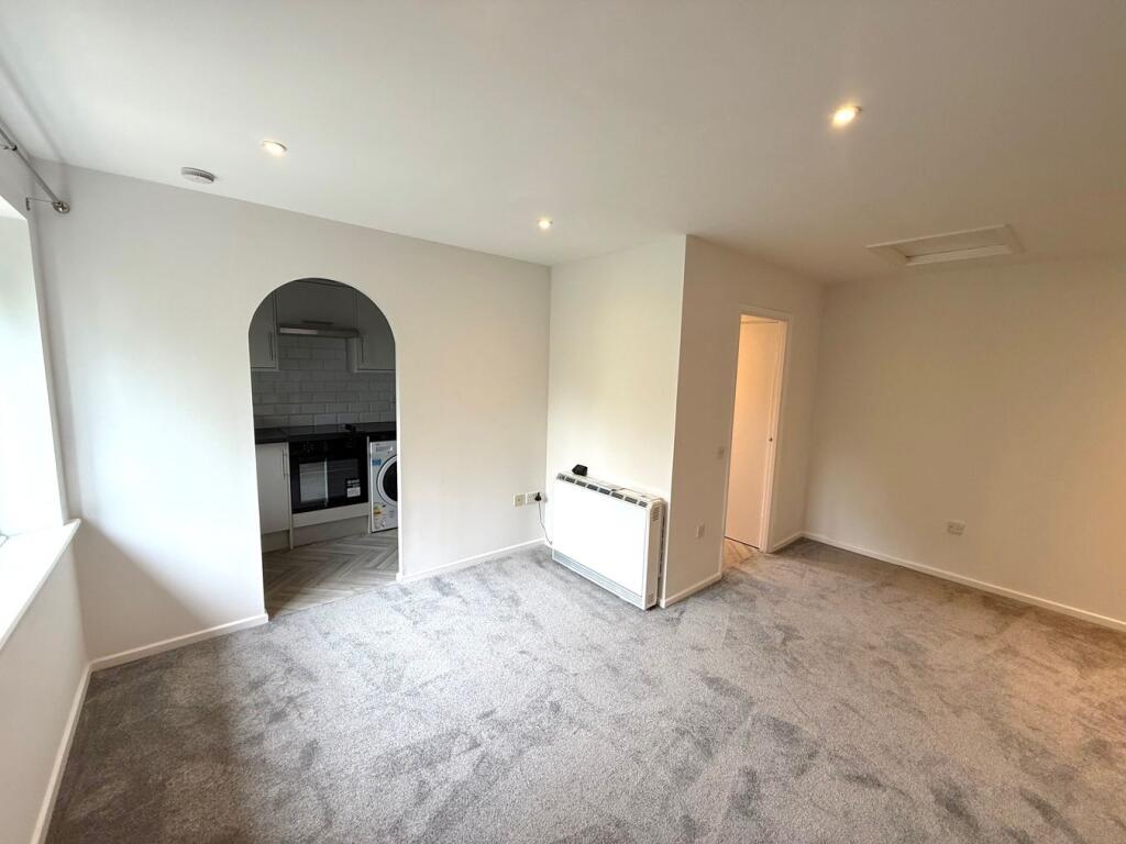 Apartment in Reading, Lower Earley, Earley - View 4