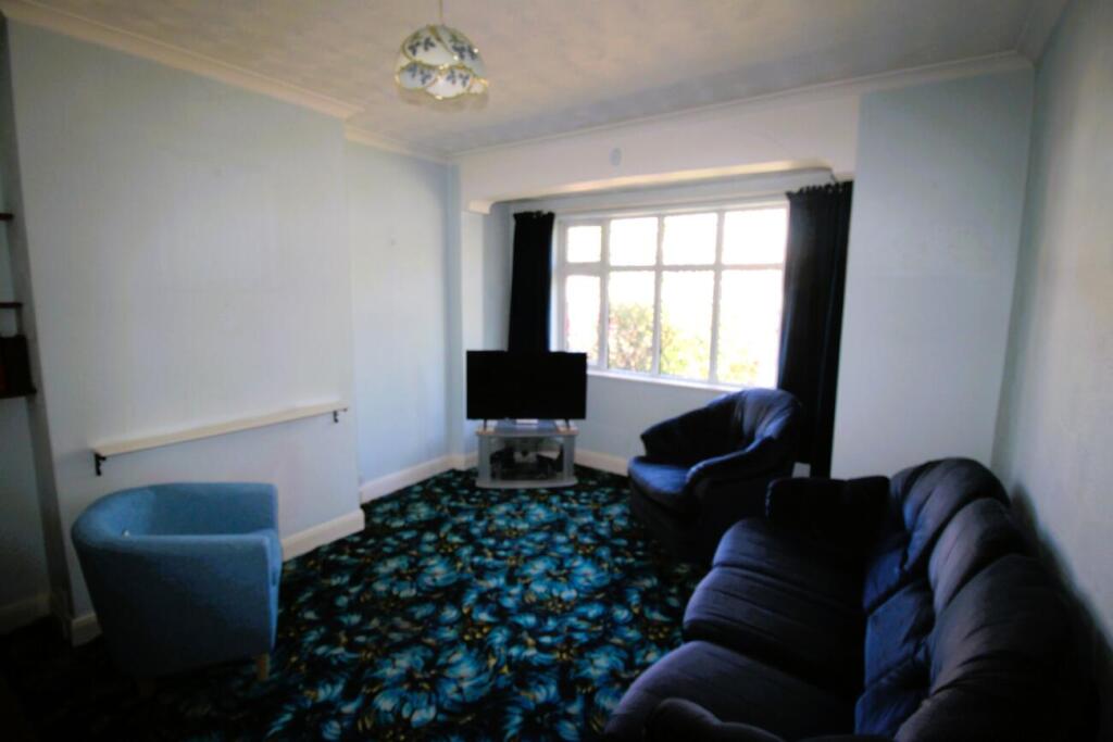 Cranston Park Avenue, Upminster, Essex photo 2