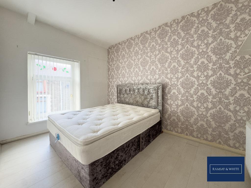 House in Aberaman - More