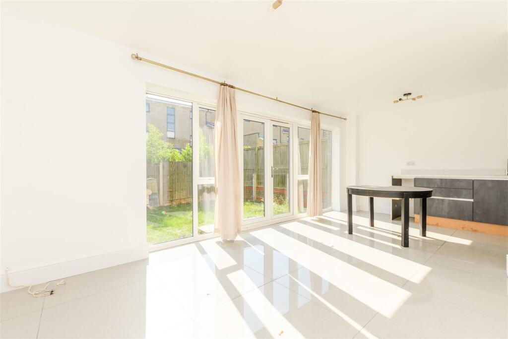 Main image of property: Courtyard Mews, Greenhithe, Kent