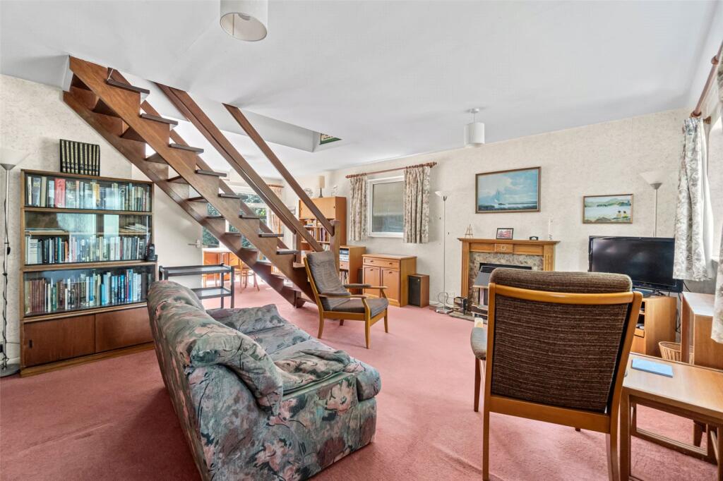 House in London, Hampton - View 4