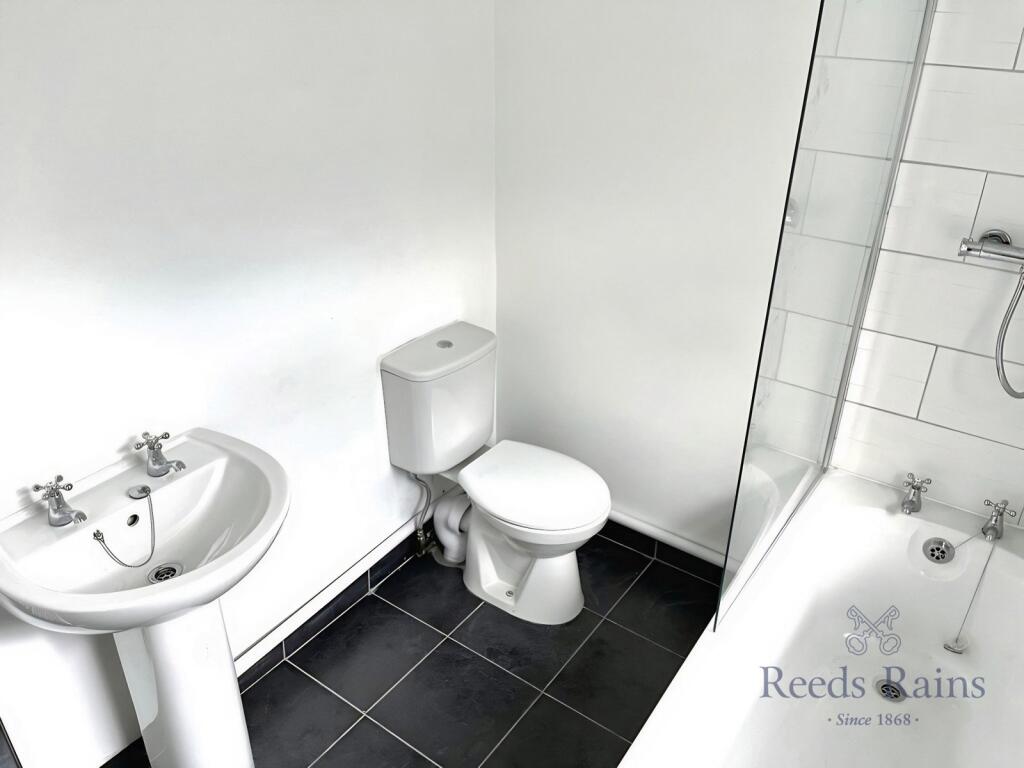 House in Stoke-on-Trent, Shelton - More