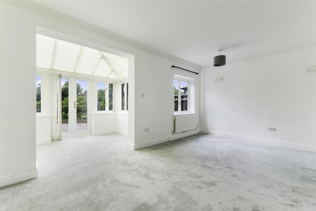 House in Reigate and Banstead, Surrey - View 4