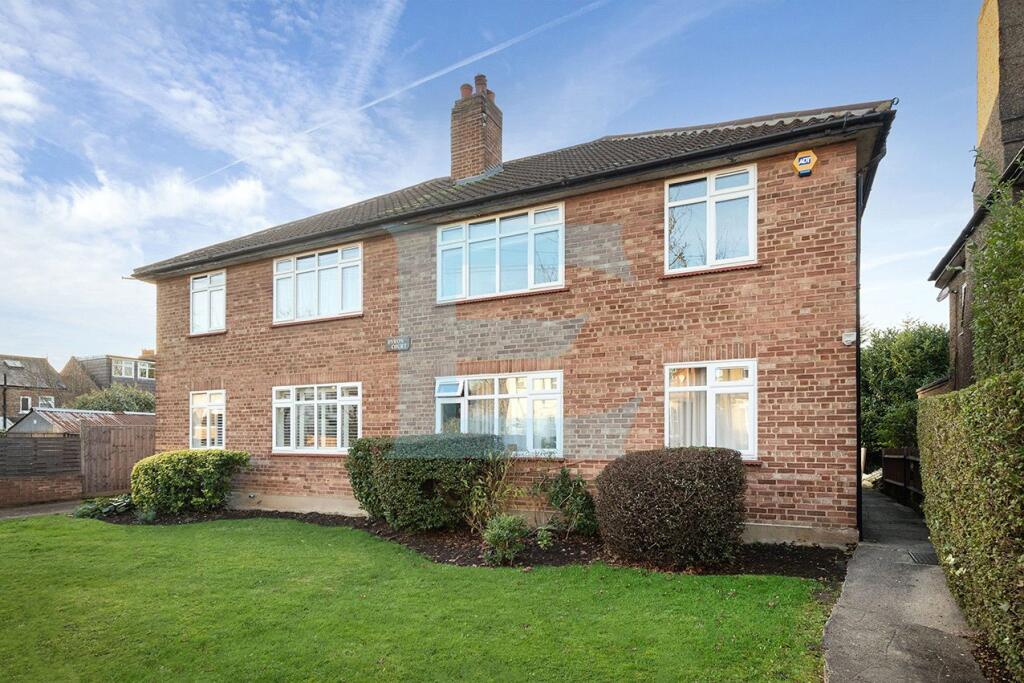 2-bed flat on Byron Court, Byron Road, Mill Hill, London, NW7, £450,000
