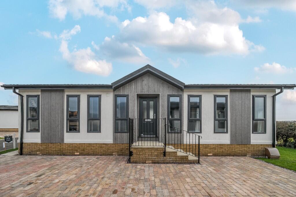 Main image of property: New Lane,
Milford-on-Sea, Lymington,
Hampshire,
SO41 0UQ