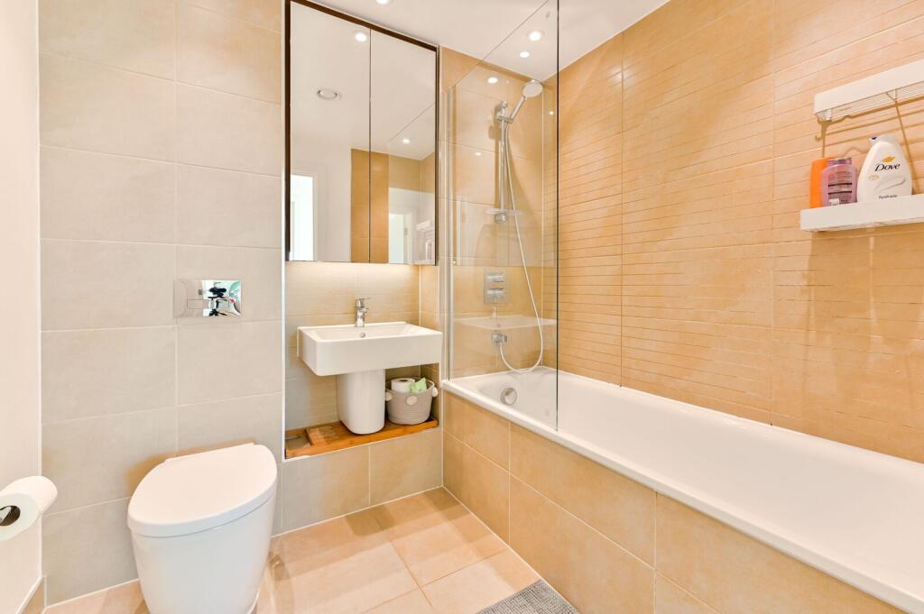 Apartment in London, Blenheim Gardens Estate, Clapham - View 5