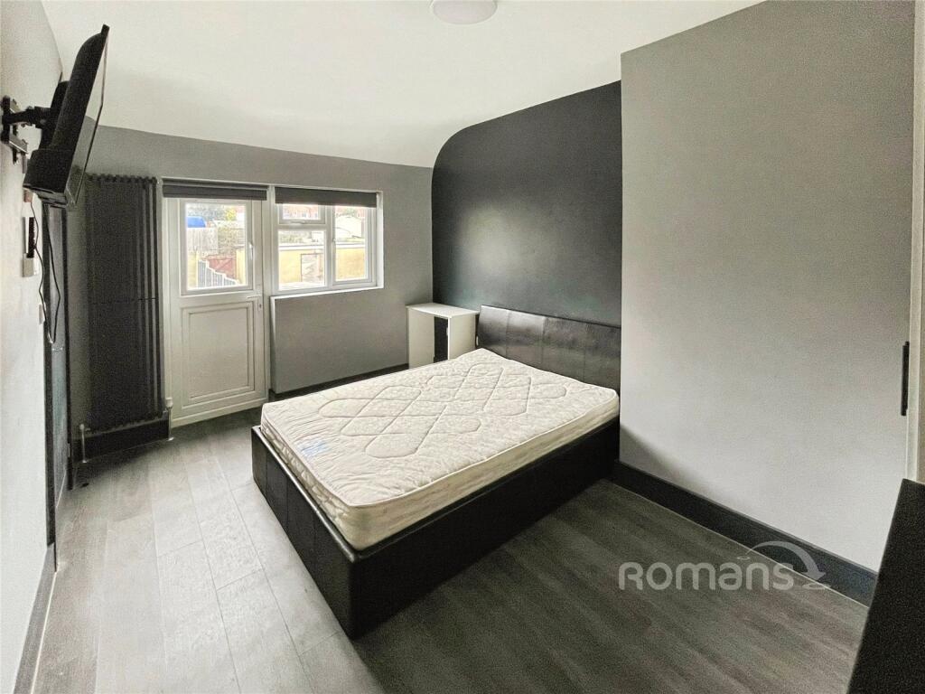 Main image of property: Kentwood Hill, Tilehurst, Reading, RG31