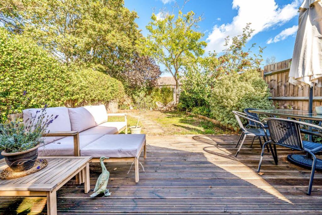 House in London, Hampton - View 4