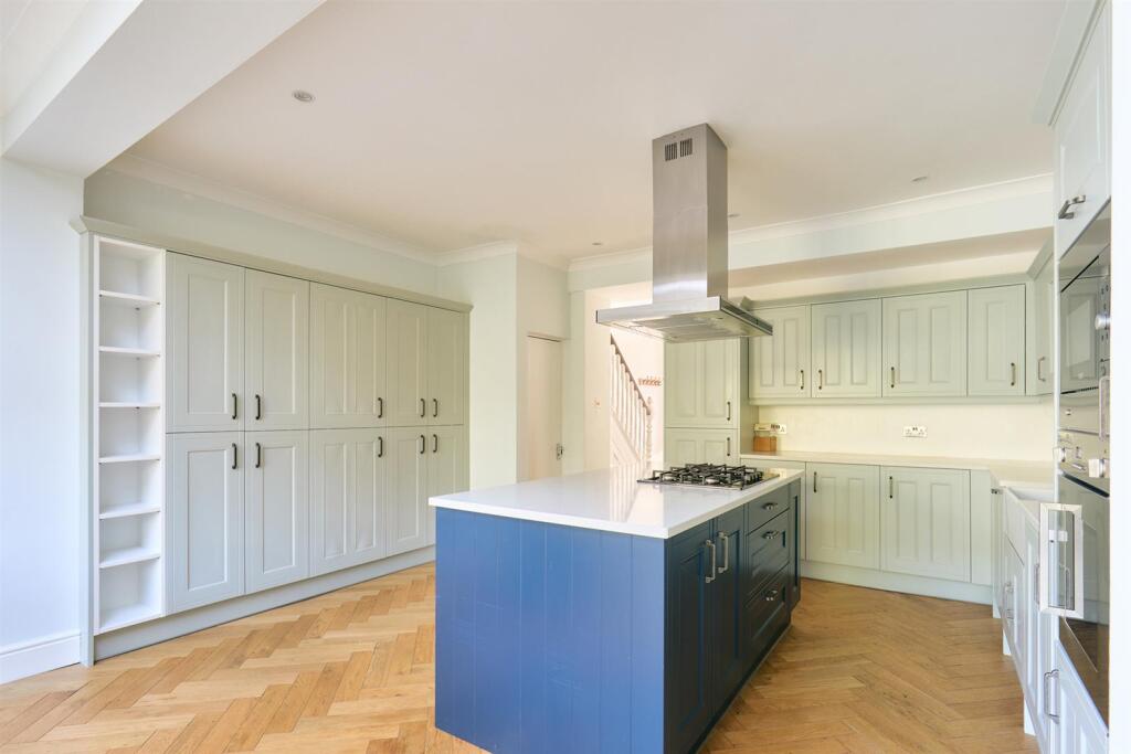 Riverview Grove, Chiswick, W4 photo 4