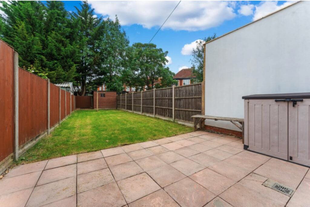 House in Sutton - View 3