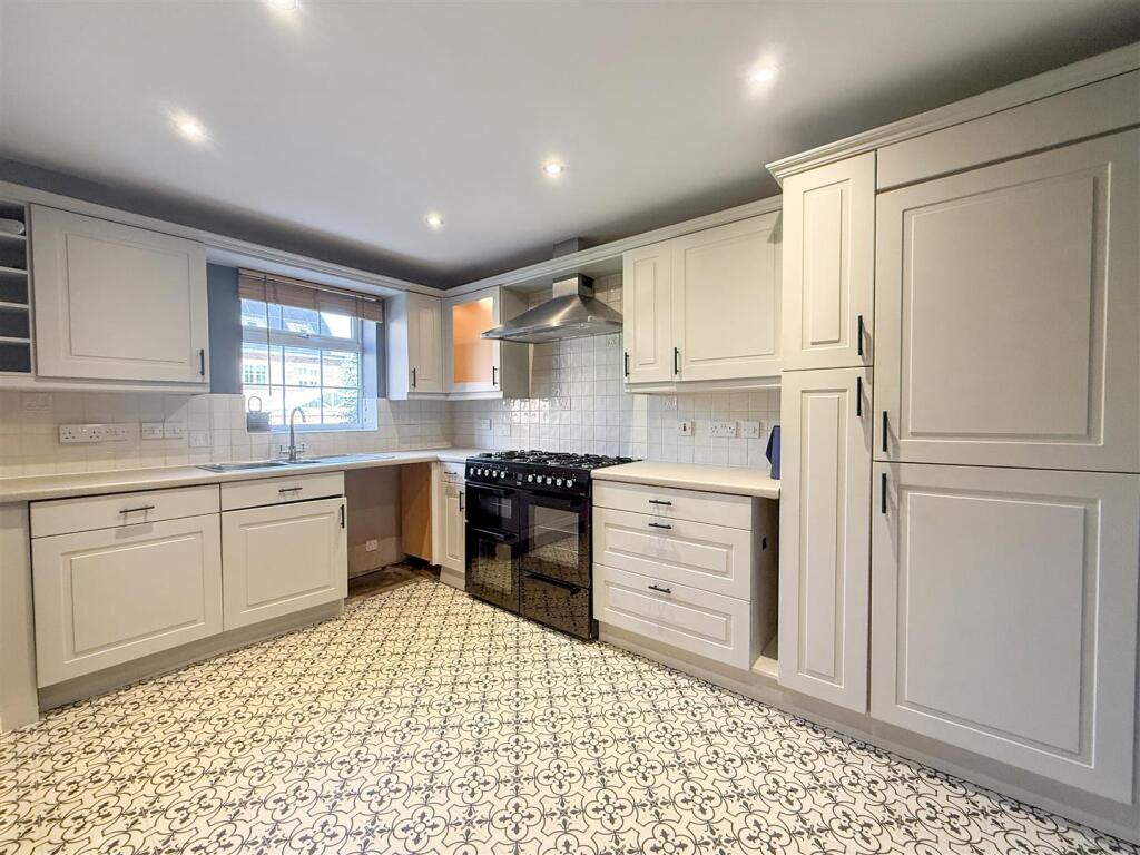Hunt Close, Radcliffe-On-Trent, Nottingham photo 2
