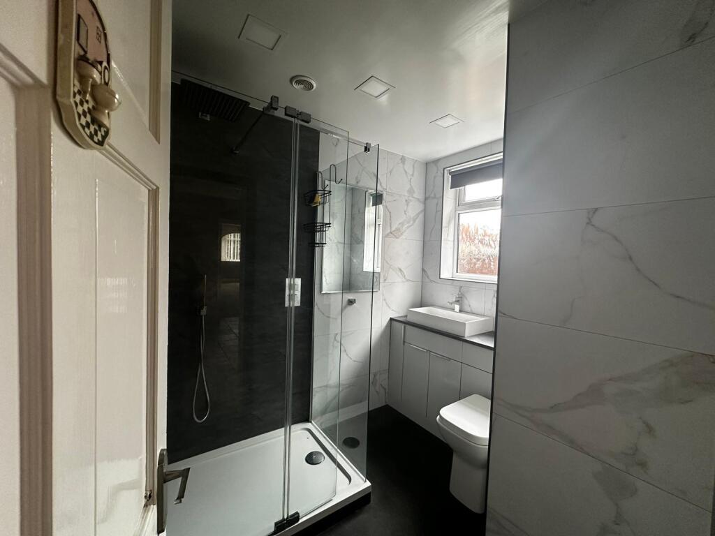 House in Bolsover, Shirebrook - More