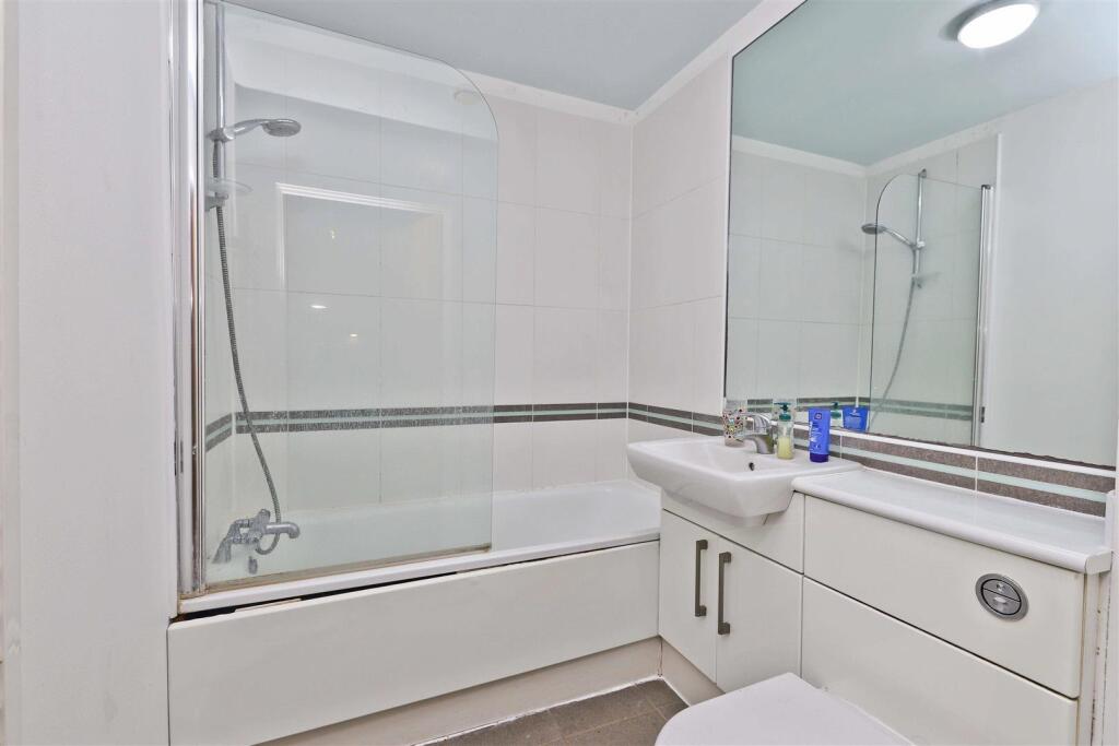 Apartment in Southall - More
