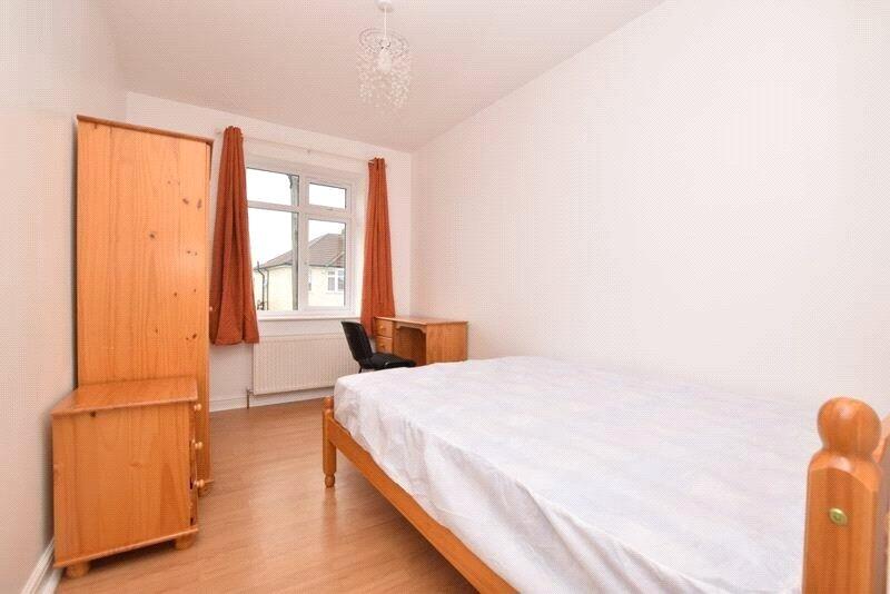 6 bedroom semi-detached house for rent