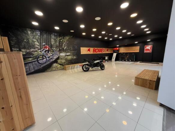 04_Right_Showroom_590.jpeg