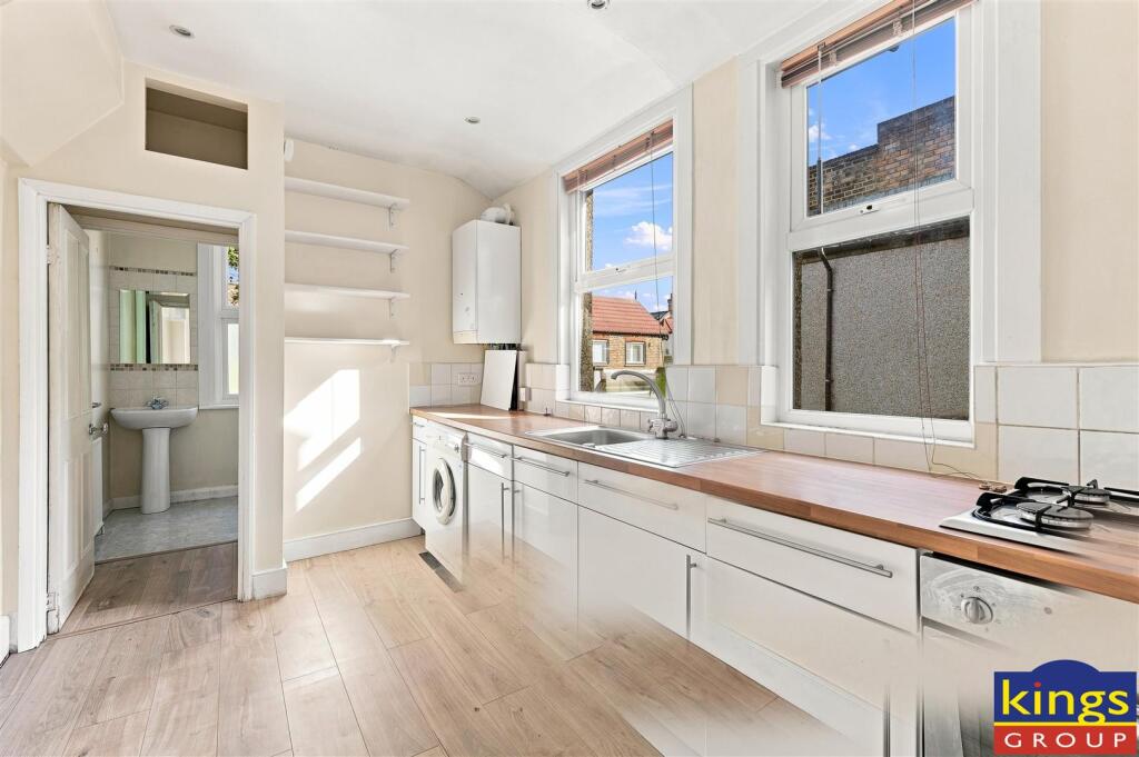 Apartment in London, Leyton - More