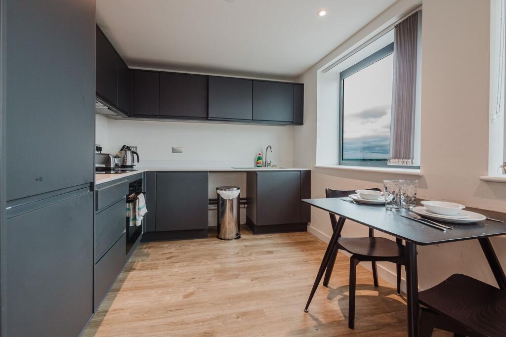 Apartment in Manchester, Old Trafford - View 3
