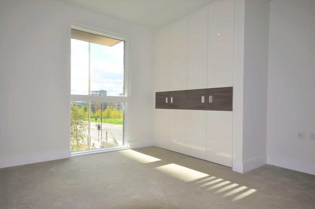 305 Kidbrooke Park Road, London, SE3 photo 4
